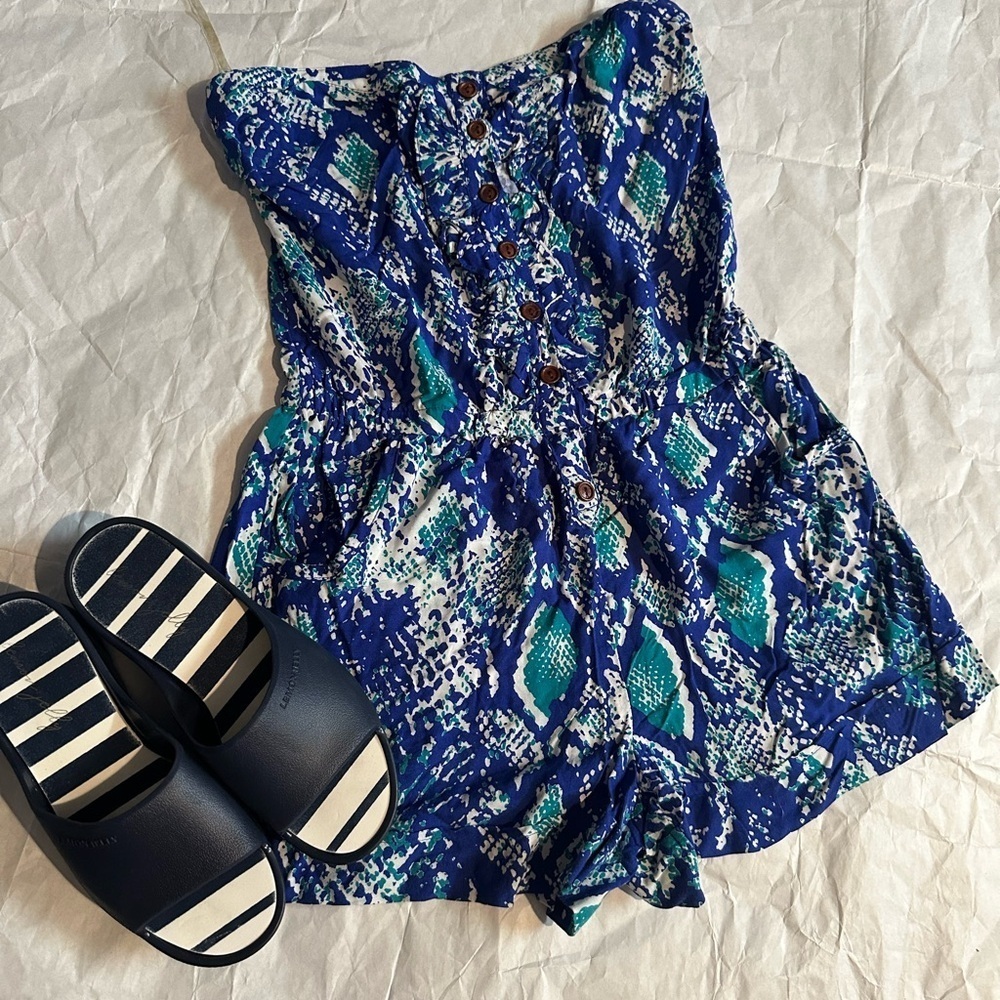Derek Heart Blue and White Patterned Garment